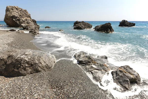 Spiaggia di ciottoli cretesi. Mare Mediterraneo. Grecia — Foto Stock