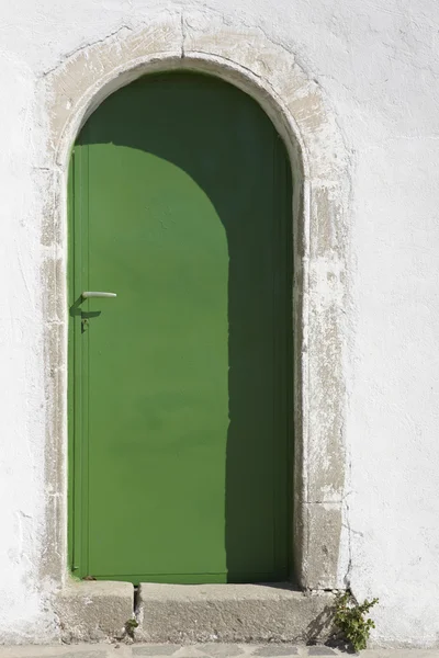 Металлическая зеленая дверь на Крите. Греция — стоковое фото