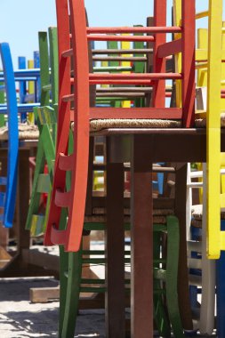 Girit'te geleneksel ahşap renkli sandalyeler. Yunanistan