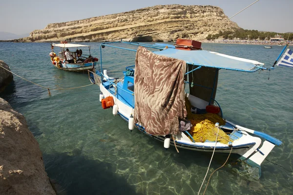 Matala Strand mit Fischerbooten im Beton. Griechenland — Stockfoto