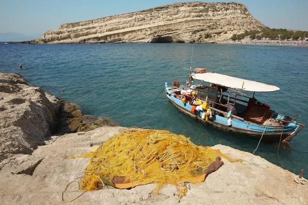 Matala beach s rybářské lodi na Krétě. Řecko — Stock fotografie