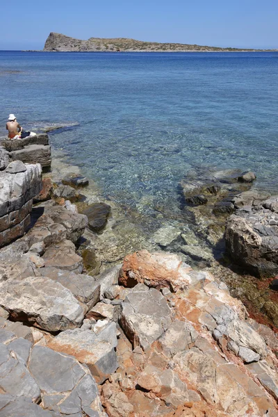 Mediterrán tengerpart: elounda. Kréta. Görögország — Stock Fotó