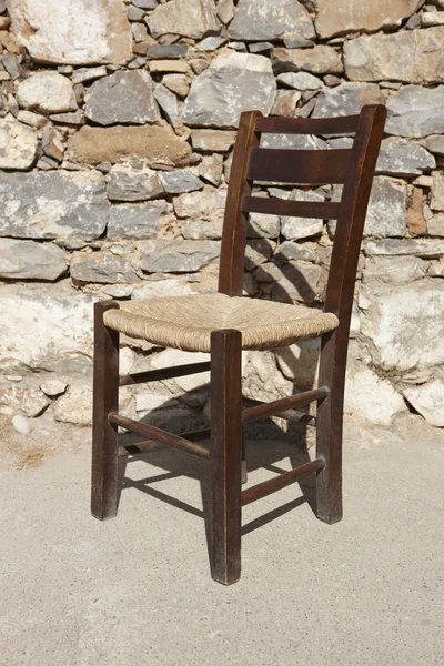 Traditionele bruin houten stoel in Kreta. Griekenlandtradycyjne brązowe drewniane krzesło na Krecie. Grecja — Stockfoto