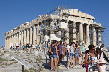 Atina akropolisi. Parthenon Tapınağı ve turistler. Yunanistan