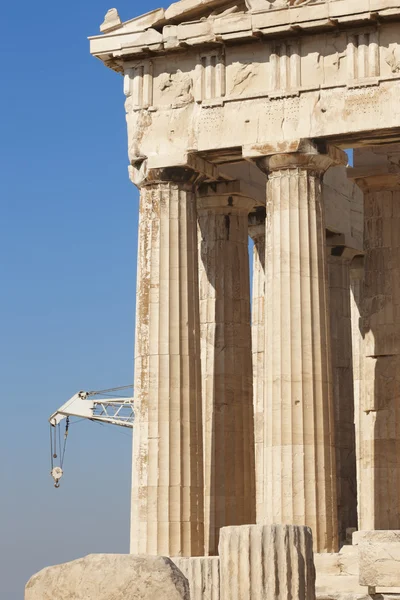 Acrópole de Atenas. Colunas de partenon e guindaste. Grécia — Fotografia de Stock