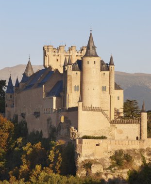 kale ve Segovia gün batımında ağaçlar. Alcazar. 