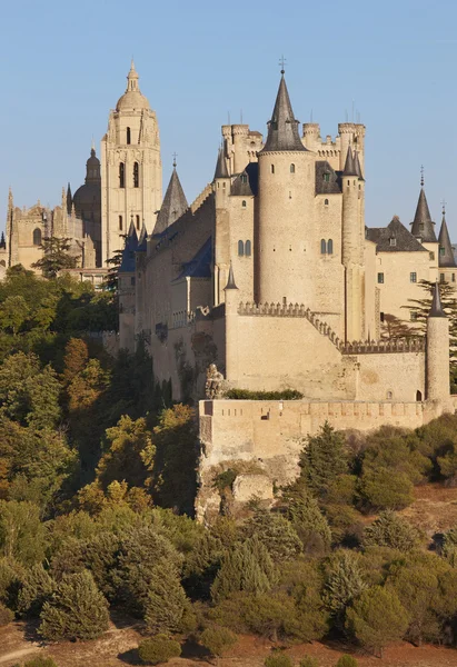 Kale ve günbatımı Segovia Katedrali'nde. Alcazar — Stok fotoğraf