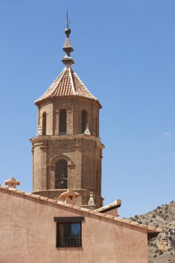 İspanya güzel bir kasaba. Katedral ve ev. Albarracin