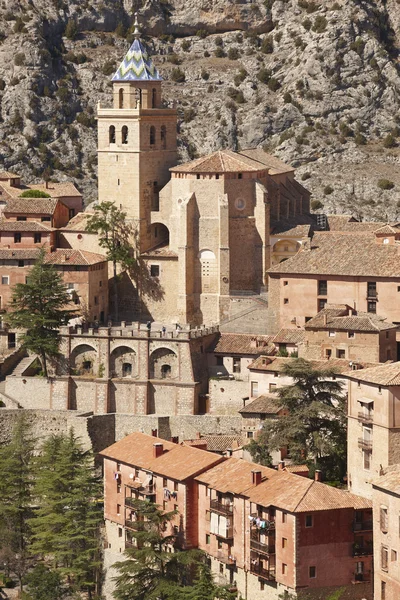 Cidade pitoresca em Espanha. Catedral e fortaleza antiga. Albar. — Fotografia de Stock