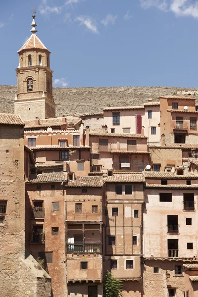 Malebné město ve Španělsku. Katedrála a domy. Albarracin — Stock fotografie