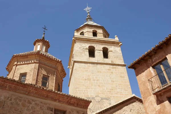 Kathedraal toren en oude gebouwen in albarracin. Spanje — Stockfoto