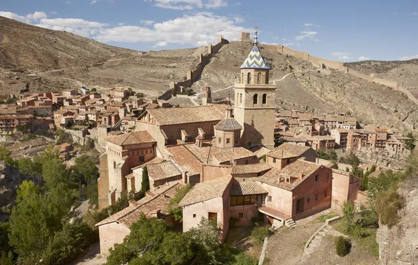 Gamla katedralen i den pittoreska byn albarracin. Spa — Stockfoto