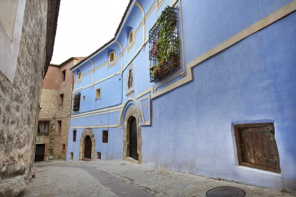 Casa de fachada azul pitoresca em Albarracin. Espanha — Fotografia de Stock