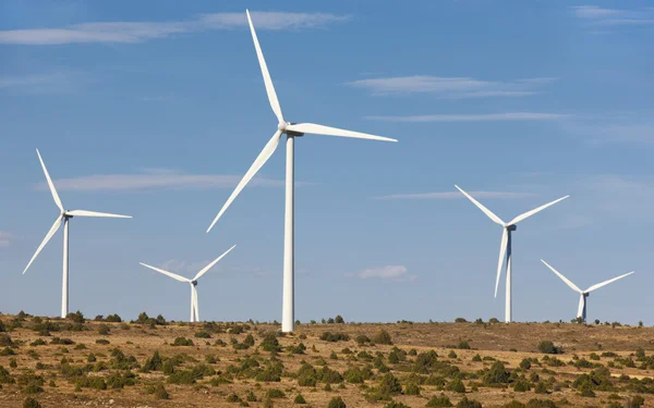 Energia eólica e moinhos de vento no campo. Espanha — Fotografia de Stock