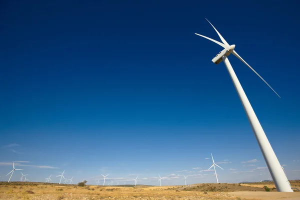 Vindkraft och vindkraftverk på landsbygden. Spanien — Stockfoto