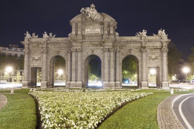 Madrid geceleri. Puerta de alcala. İspanya
