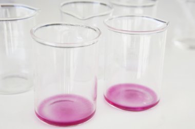 Kırmızı sıvı ve beyaz arka plan ile test tüpleri