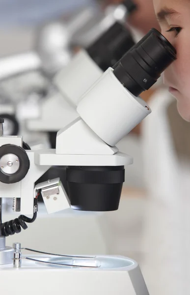 Student och Mikroskop i vetenskap laboratorium — Stockfoto