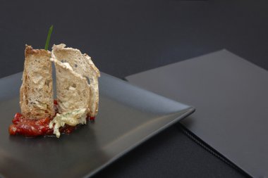 Ekmek, peynir, kırmızı biber ve tempura snack