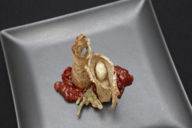 Ekmek, peynir, kırmızı biber ve tempura snack