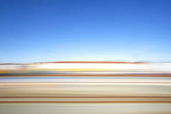 Gul och blå landskap utsikten från ett tåg — Stockfoto