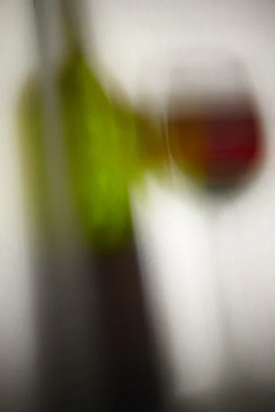 Spiegelbild einer Flasche und einer Tasse Rotwein — Stockfoto