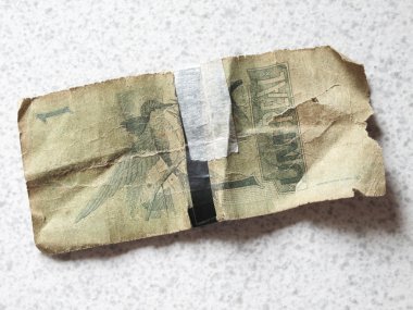 Arka plan ile Brezilyalı banknot kırık. Gerçek.