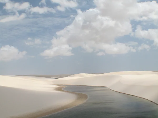 Wydmy i jezioro krajobraz w Lencois Maranhenses. Brazylia — Zdjęcie stockowe