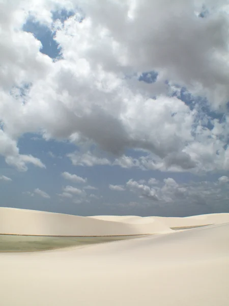 Kumullar ve göl manzara Lencois Maranhenses içinde. Brezilya — Stok fotoğraf