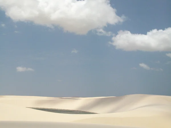 Wydmy i jezioro krajobraz w Lencois Maranhenses. Brazylia — Zdjęcie stockowe