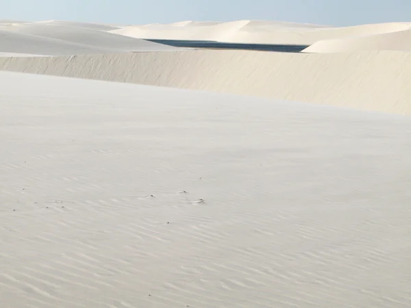 Wydmy i jezioro krajobraz w Lencois Maranhenses. Brazylia — Zdjęcie stockowe