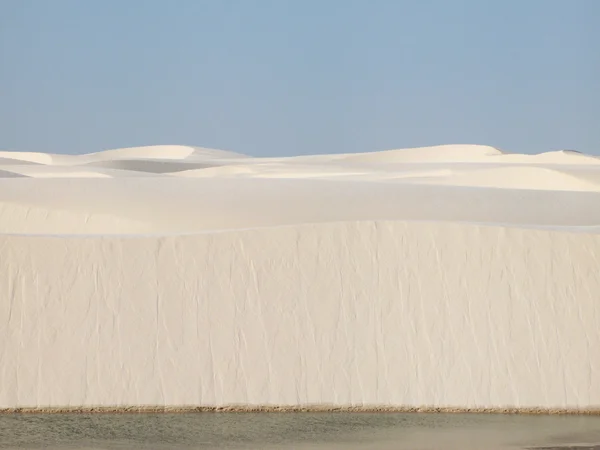 Sanddyner och sjön landskap i Lencois Maranhenses. Brasilien — Stockfoto
