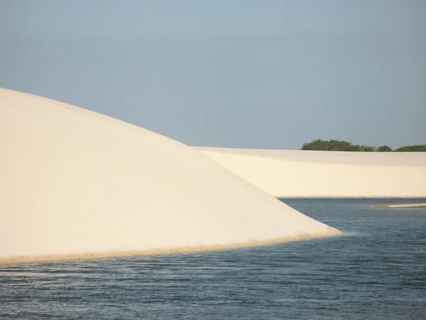 Dűnék és a tó táj Lencois Maranhenses. Brazília — Stock Fotó