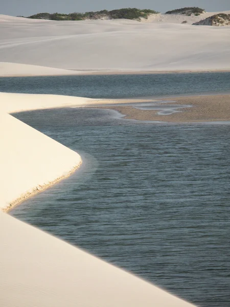 Sanddyner och sjön landskap i Lencois Maranhenses. Brasilien — Stockfoto