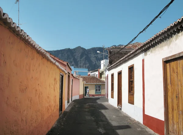 Traditionell street med mångfärgade fasaderna. Spanien. Kanariefågel Islan — Stockfoto