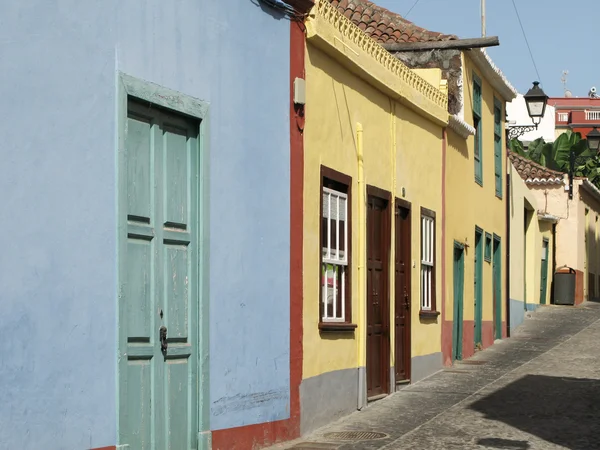 Traditionell street med mångfärgade fasaderna. Spanien. Kanariefågel Islan — Stockfoto