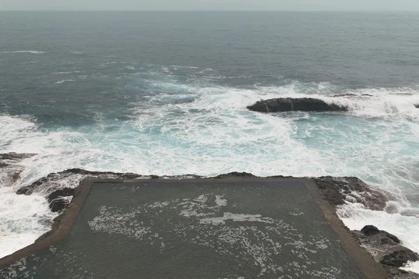 Felsigen Pool mit salzigem Wasser in der Nähe des Ozeans. Gomera — Stockfoto