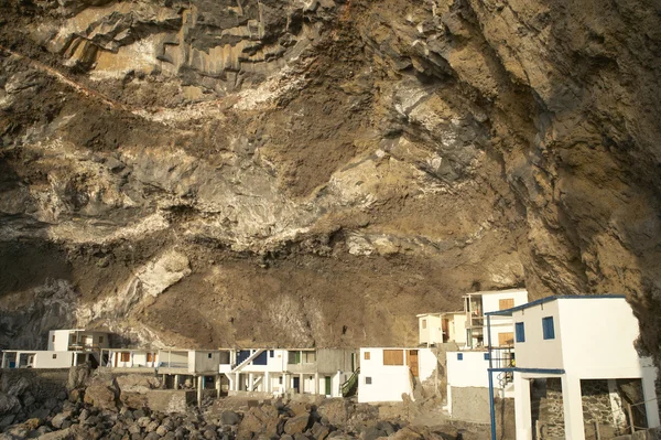 Hus i en naturlig grotta. Poris de la Candelaria. Spanien — Stockfoto