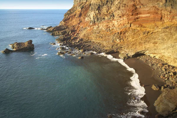 Felsstrand bei Sonnenuntergang in La Palma. Spanien — Stockfoto