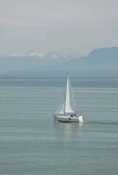 Jacht w oceanie. Vancouver. Kanada — Zdjęcie stockowe