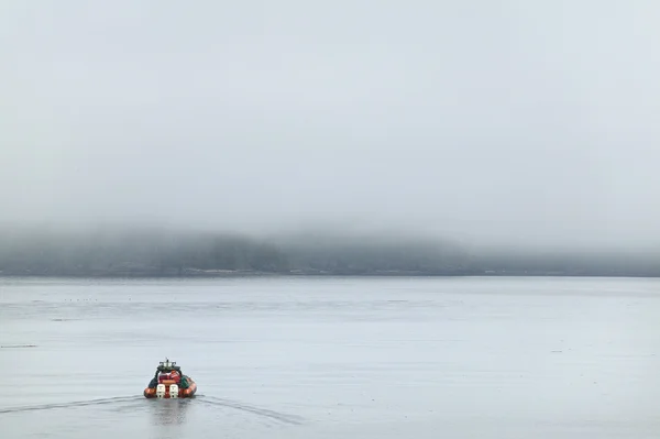 Rettungsboot im Ozean bei Nebel. Vancouver. Kanada — Stockfoto