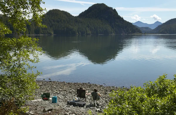 Campers at Kennedy lake. Vancouver. British Columbia. Canada — Stock Photo, Image