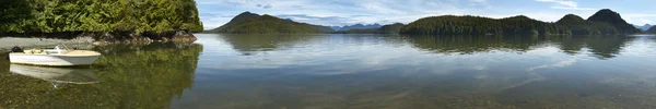 Kennedy lake panoramic view. Vancouver. British Columbia. Canada — Stock Photo, Image