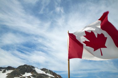 Kanada bayrağı gökyüzü arka plan ile. British Columbia. Kanada