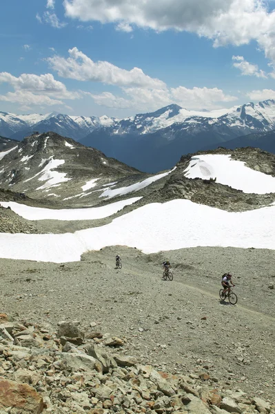 Whistler landskap med cyklist. British Columbia. Kanada — Stockfoto