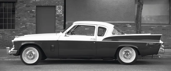 Classic automobile in a parking area. Black and white — Stock Photo, Image