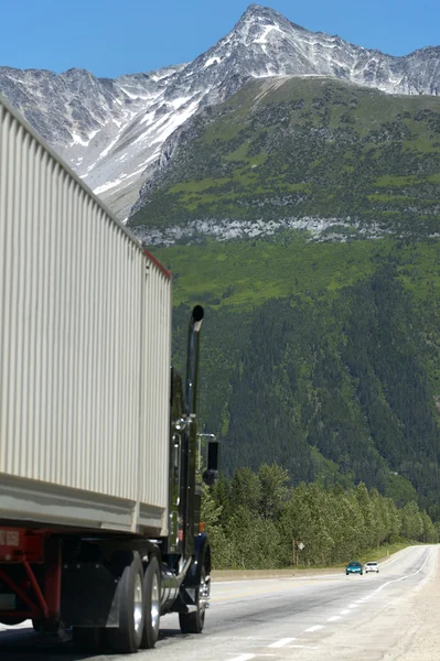 Kanada karayolu ile kamyon ve arabalar. British Columbia. Kanada — Stok fotoğraf