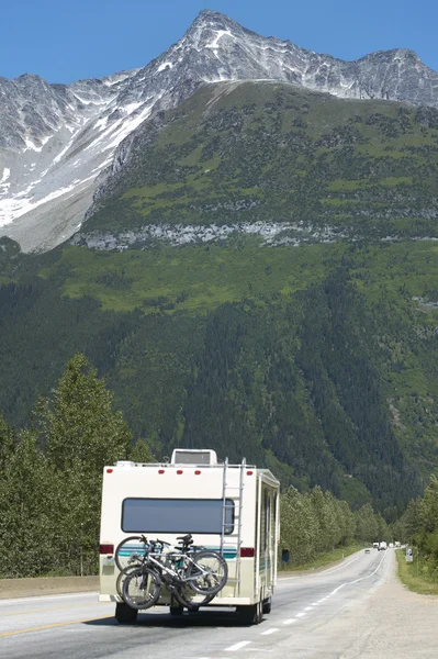 Autostrada canadese con camper e auto. Columbia Britannica. Cana. — Foto Stock