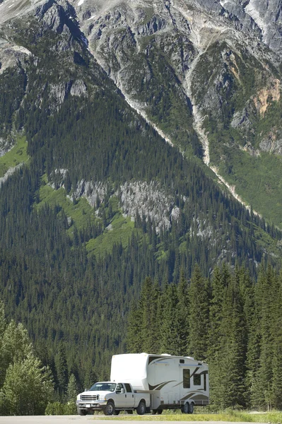 Orman ve motorlu ev Kanada manzara