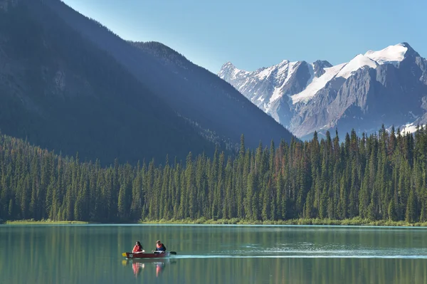 皮划艇在翡翠湖。不列颠哥伦比亚省。加拿大 — 图库照片